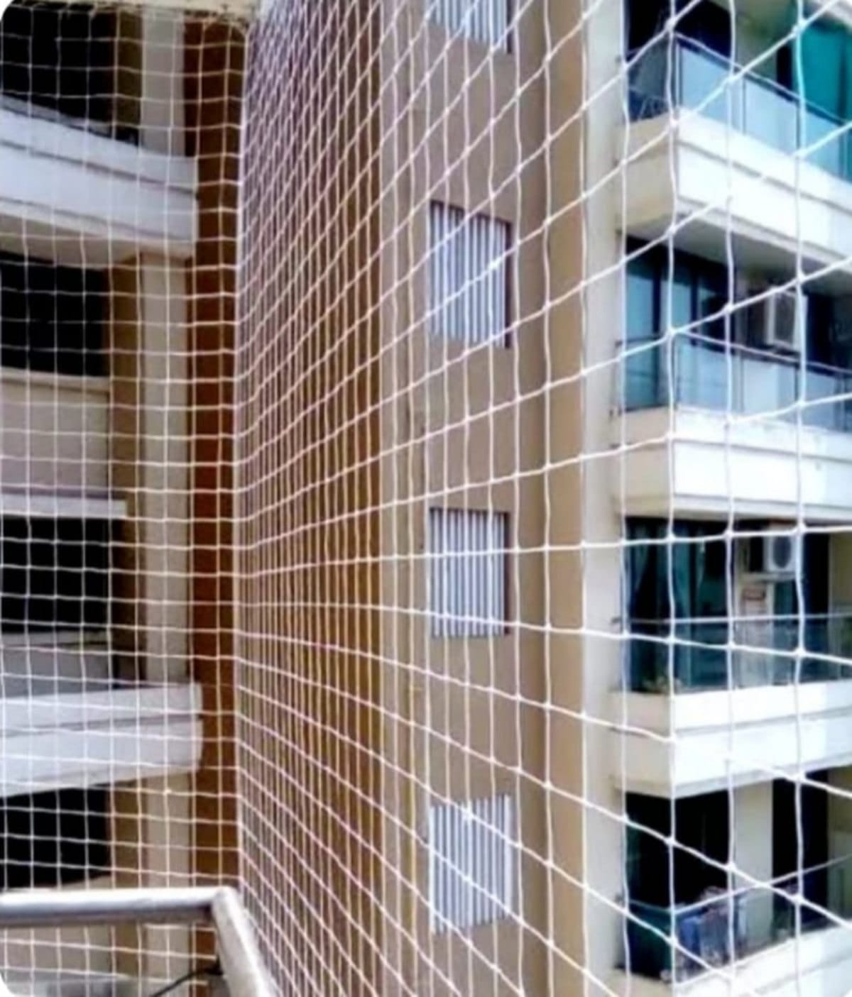 Bird safety net for balcony protection